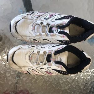 Women’s or Girls Avia Athletic Shoes Slip On size 4.5